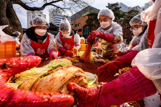 Kebersamaan Ratusan Orang Membuat Kimchi di Seoul