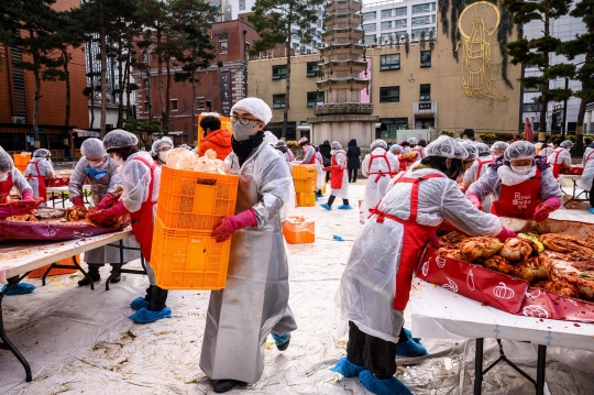 Kebersamaan Ratusan Orang Membuat Kimchi di Seoul