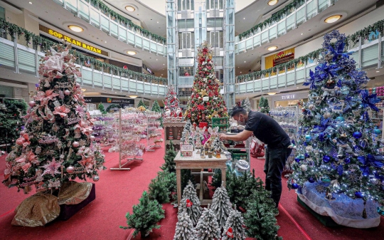 Hiasan Natal Mulai Ramai di Mal Ibu Kota