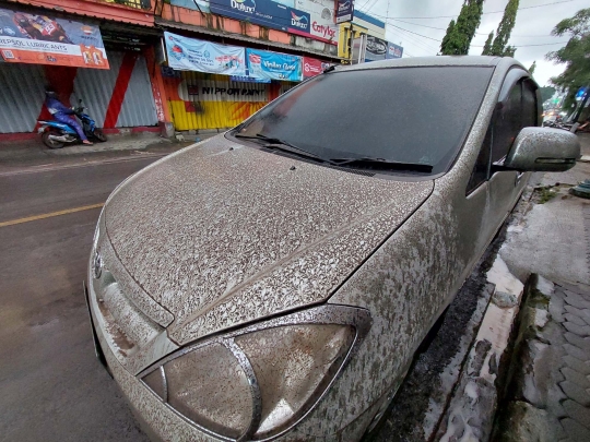 Semeru Erupsi, Malang Diguyur Hujan Abu