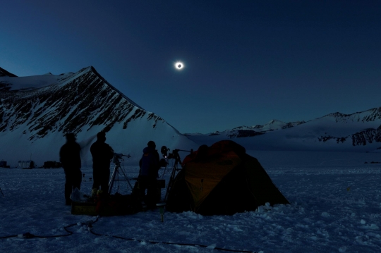 Melihat Fenomena Gerhana Matahari di Antartika