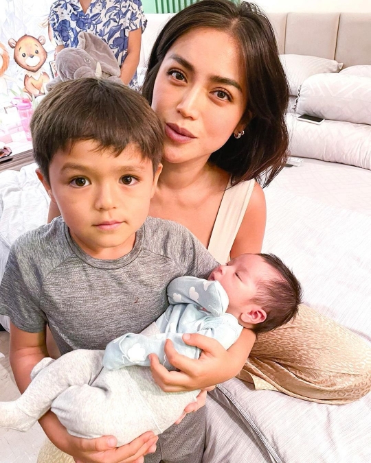 Potret El Barack Putra Jessica Iskandar Gendong Baby Aizen, Lucu Menggemaskan