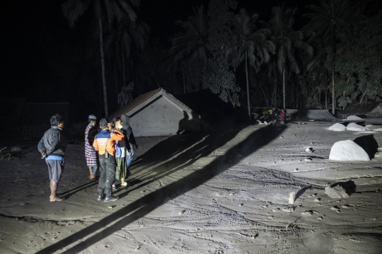 Suasana Pencarian Korban Erupsi Gunung Semeru di Lumajang