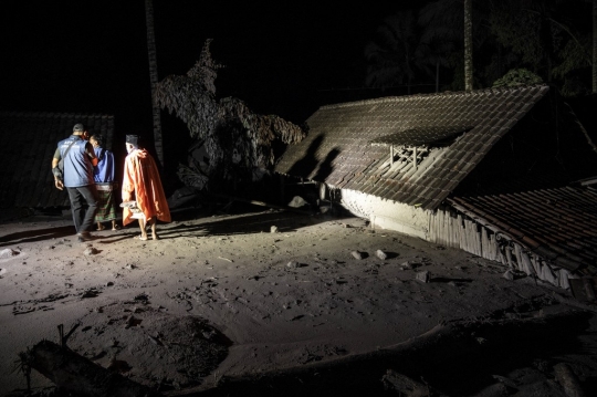 Suasana Pencarian Korban Erupsi Gunung Semeru di Lumajang