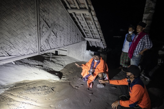 Suasana Pencarian Korban Erupsi Gunung Semeru di Lumajang