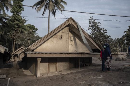 Kerusakan Rumah Warga Akibat Tertimbun Abu Vulkanik Semeru