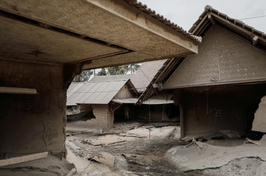 Kerusakan Rumah Warga Akibat Tertimbun Abu Vulkanik Semeru