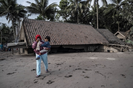 Kerusakan Rumah Warga Akibat Tertimbun Abu Vulkanik Semeru