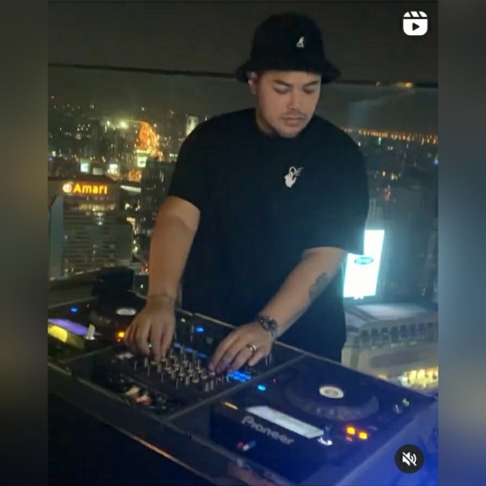 Intip Gaya Ivan Gunawan Jadi 'DJ', Penampilannya Curi Perhatian