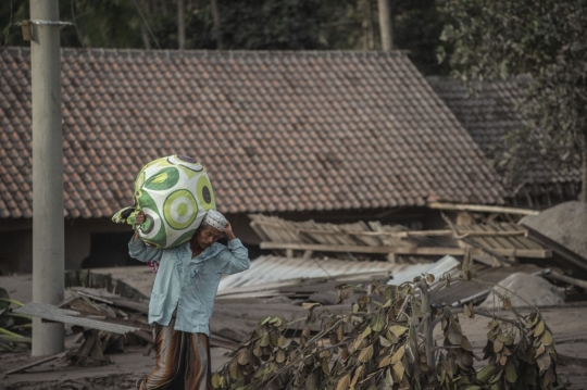 Antisipasi Erupsi Susulan, Warga Lumajang Bondong-Bondong Selamatkan Harta Berharga