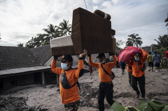 Antisipasi Erupsi Susulan, Warga Lumajang Bondong-Bondong Selamatkan Harta Berharga