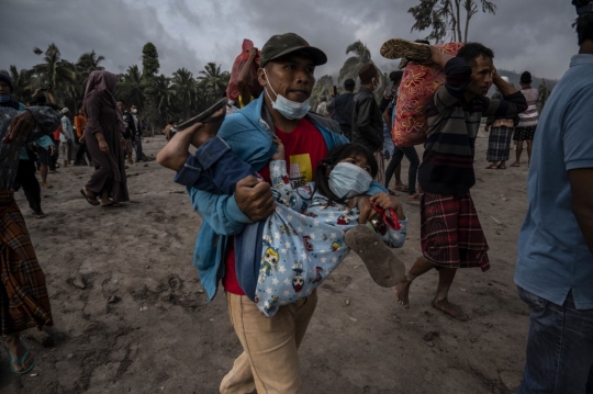 Antisipasi Erupsi Susulan, Warga Lumajang Bondong-Bondong Selamatkan Harta Berharga