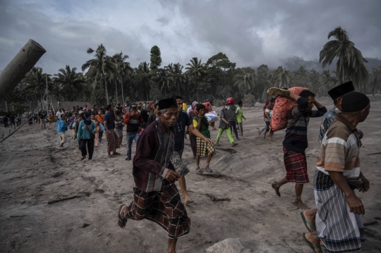 Antisipasi Erupsi Susulan, Warga Lumajang Bondong-Bondong Selamatkan Harta Berharga