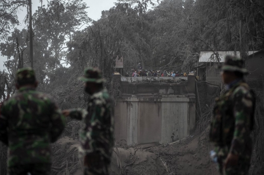 Aksi Basarnas dan TNI Sisir Lokasi Terdampak Erupsi Gunung Semeru