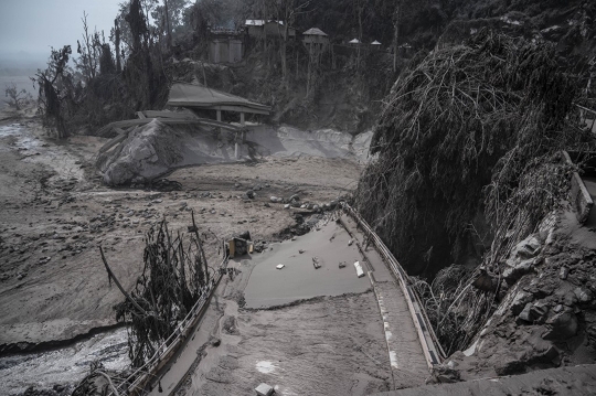 Aksi Basarnas dan TNI Sisir Lokasi Terdampak Erupsi Gunung Semeru