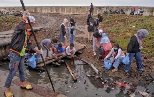 Aksi Bersih Sampah di Pesisir Cilincing