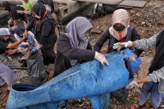 Aksi Bersih Sampah di Pesisir Cilincing