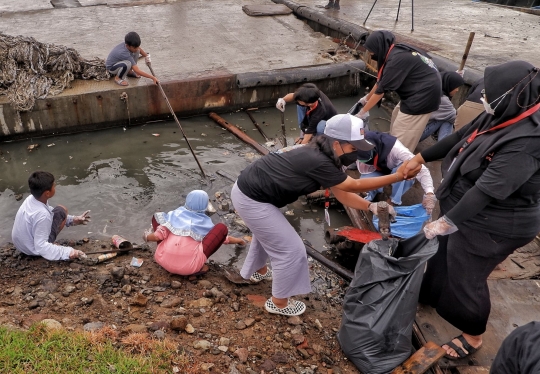 Aksi Bersih Sampah di Pesisir Cilincing