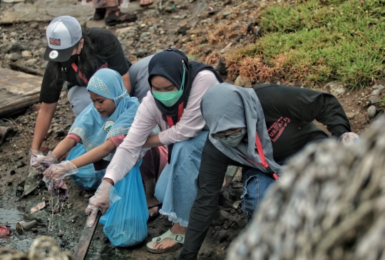 Aksi Bersih Sampah di Pesisir Cilincing