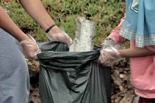 Aksi Bersih Sampah di Pesisir Cilincing