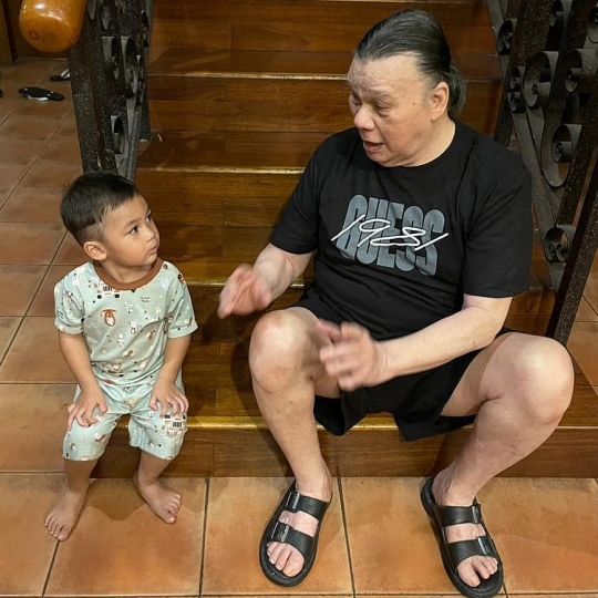 6 Potret Lucu Kiano Bersama Sang Kakek Johnny Wong, Ekspresinya Bikin Netizen Tertawa