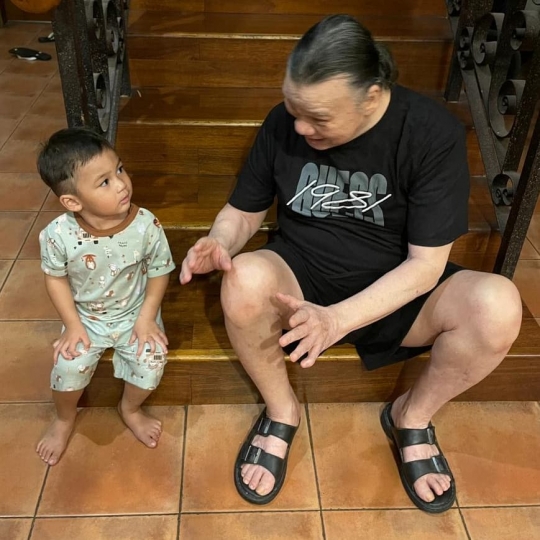 6 Potret Lucu Kiano Bersama Sang Kakek Johnny Wong, Ekspresinya Bikin Netizen Tertawa
