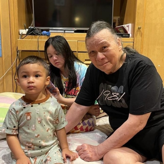6 Potret Lucu Kiano Bersama Sang Kakek Johnny Wong, Ekspresinya Bikin Netizen Tertawa