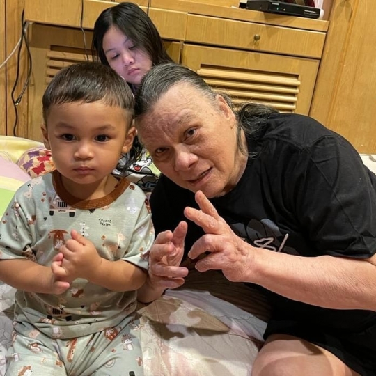 6 Potret Lucu Kiano Bersama Sang Kakek Johnny Wong, Ekspresinya Bikin Netizen Tertawa