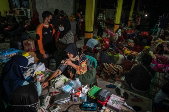 Potret Korban Erupsi Gunung Semeru Bertahan di Pusat Evakuasi