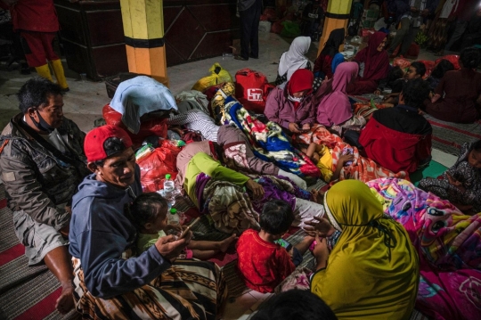 Potret Korban Erupsi Gunung Semeru Bertahan di Pusat Evakuasi