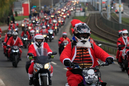 Aksi Ratusan Sinterklas Motoran untuk Galang Dana