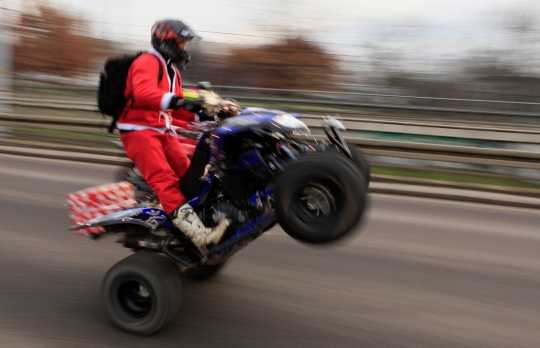 Aksi Ratusan Sinterklas Motoran untuk Galang Dana