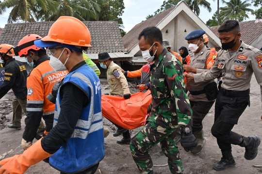 Proses Evakuasi Jenazah Korban Erupsi Gunung Semeru