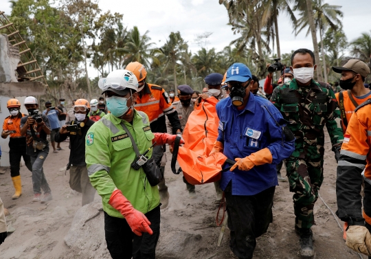 Proses Evakuasi Jenazah Korban Erupsi Gunung Semeru