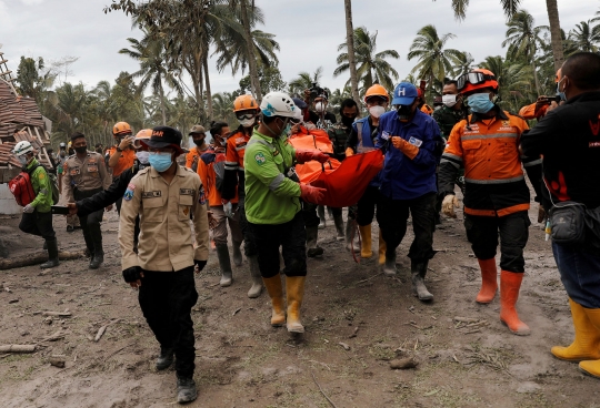 Proses Evakuasi Jenazah Korban Erupsi Gunung Semeru