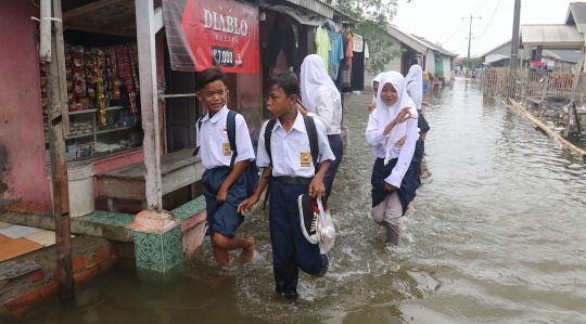 Banjir Rob Rendam Muara Gembong