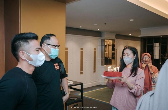 5 Potret Kejutan Ultah Suami Iis Dahlia ke 50 yang Penuh Kehangatan