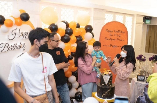 5 Potret Kejutan Ultah Suami Iis Dahlia ke 50 yang Penuh Kehangatan