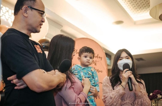 5 Potret Kejutan Ultah Suami Iis Dahlia ke 50 yang Penuh Kehangatan