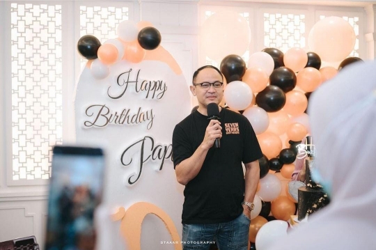 5 Potret Kejutan Ultah Suami Iis Dahlia ke 50 yang Penuh Kehangatan
