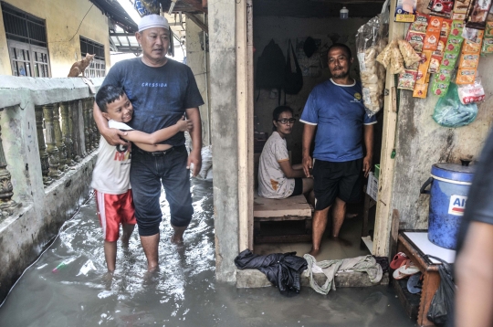 Banjir Rob Rendam Permukiman Warga di Lodan