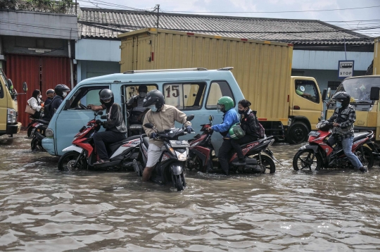 Banjir Rob Rendam Permukiman Warga di Lodan