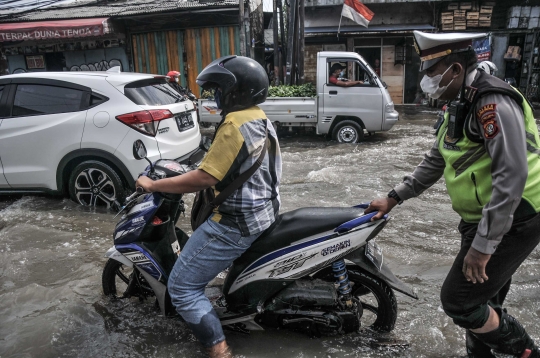 Banjir Rob Rendam Permukiman Warga di Lodan