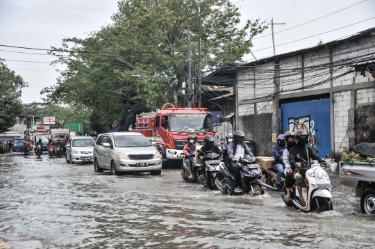 Banjir Rob Rendam Permukiman Warga di Lodan