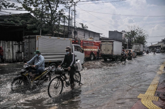 Banjir Rob Rendam Permukiman Warga di Lodan