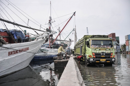 Pelabuhan Sunda Kelapa Terendam Banjir Rob