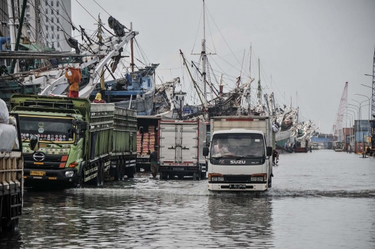 Pelabuhan Sunda Kelapa Terendam Banjir Rob