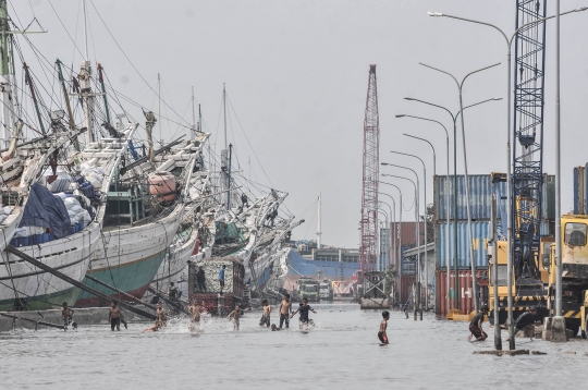 Pelabuhan Sunda Kelapa Terendam Banjir Rob