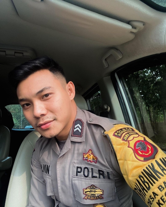 Potret Bhabin di Desa ini Ganteng Abis, Bikin Para Cewek Terpesona