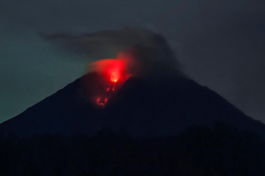 Potret Gunung Semeru Mengeluarkan Lahar Pijar